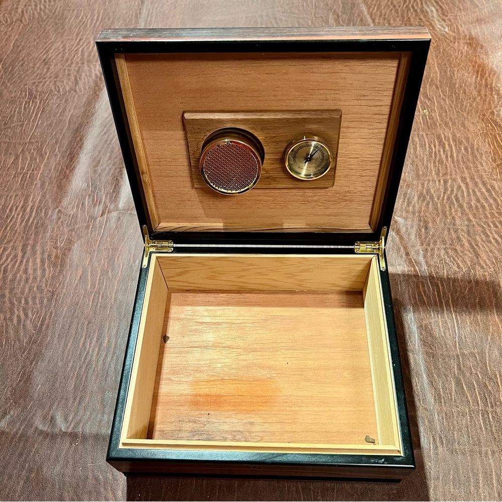 Elegant Black and Wood Humidor Box